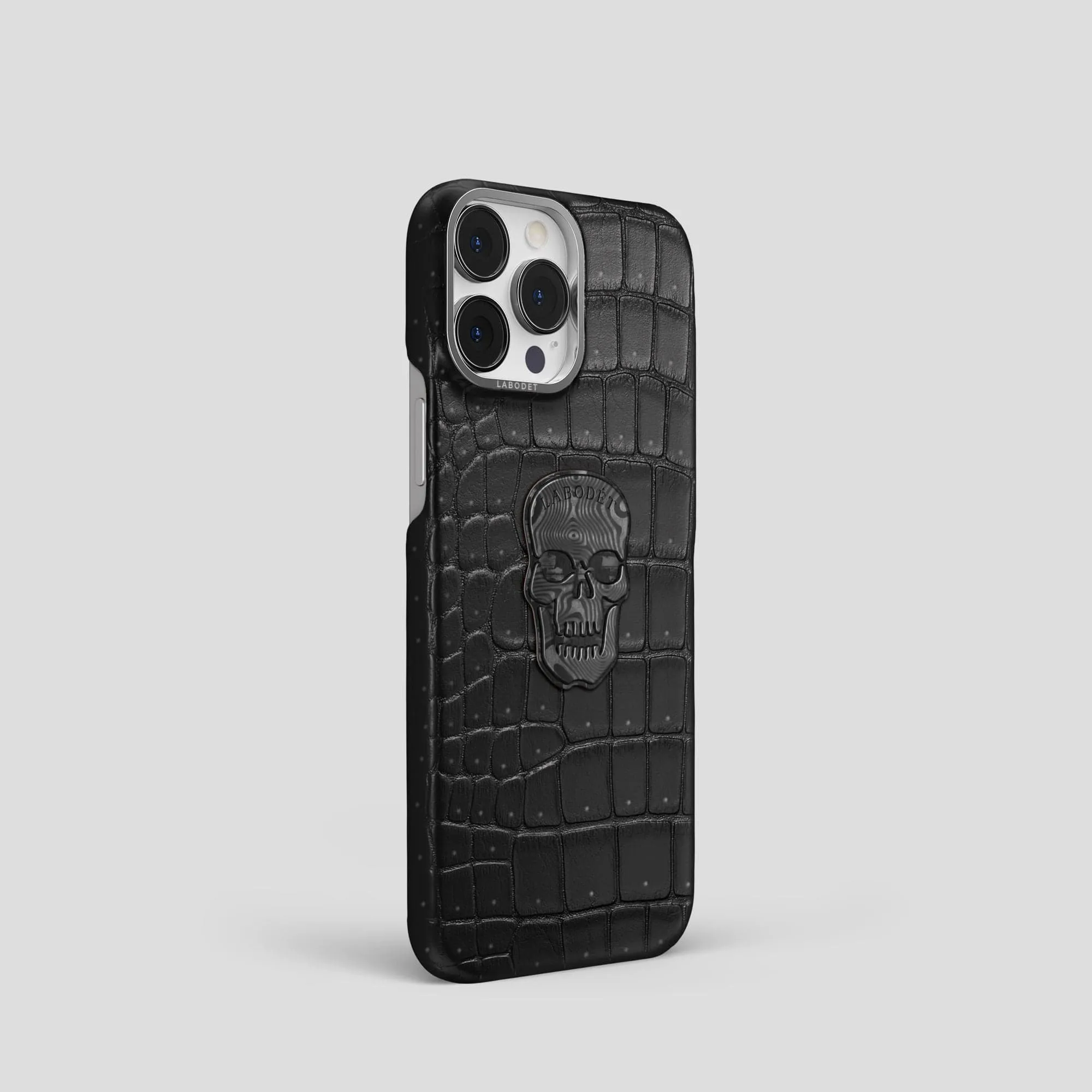 Classic Case With Carbon Skull For iPhone 15 Pro In Porosus Crocodile
