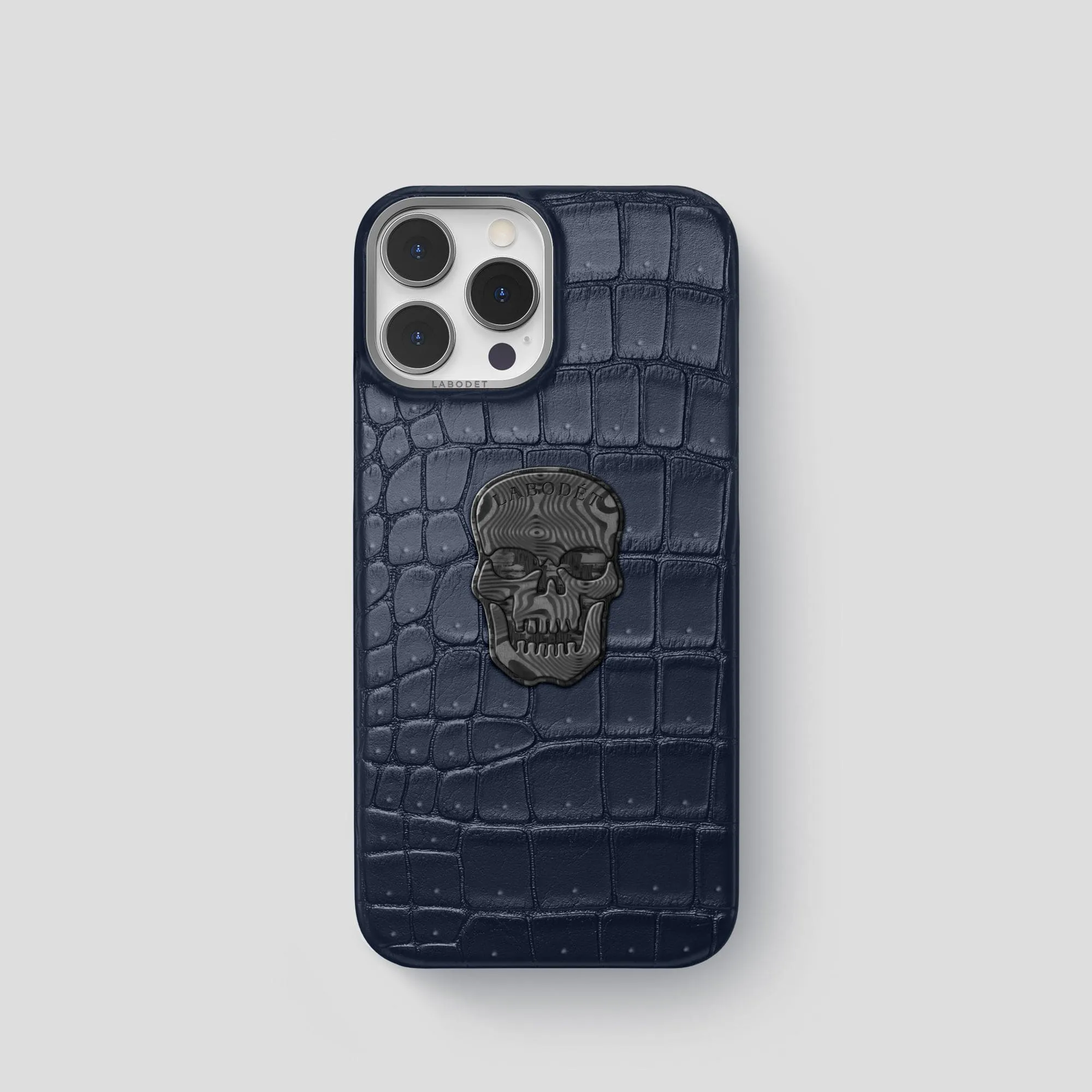 Classic Case With Carbon Skull For iPhone 15 Pro In Porosus Crocodile