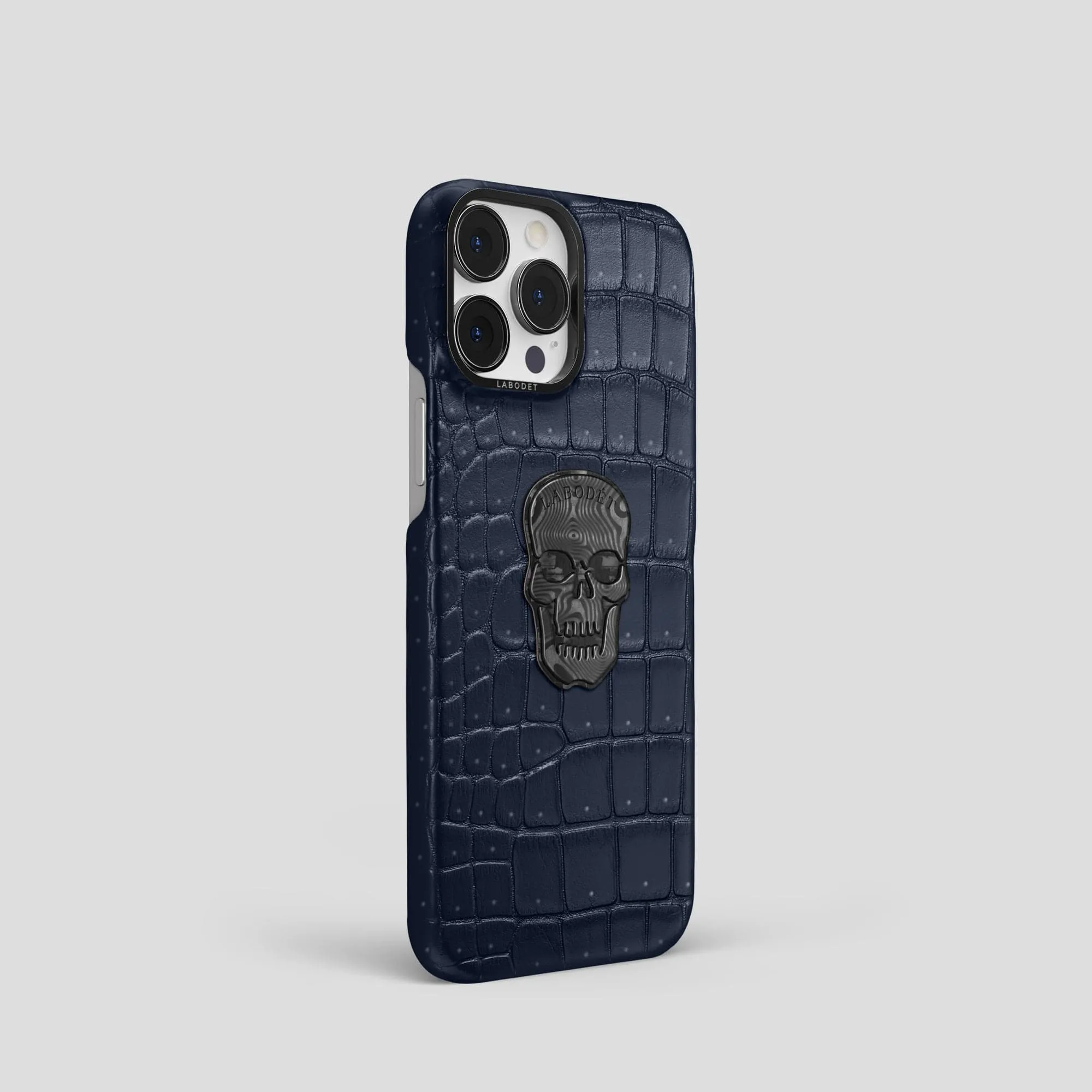 Classic Case With Carbon Skull For iPhone 15 Pro In Porosus Crocodile