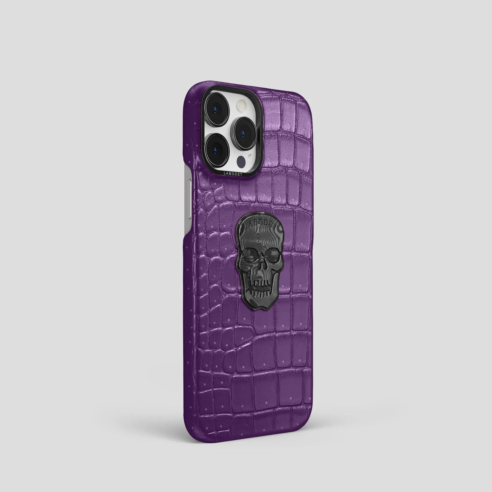 Classic Case With Carbon Skull For iPhone 15 Pro In Porosus Crocodile