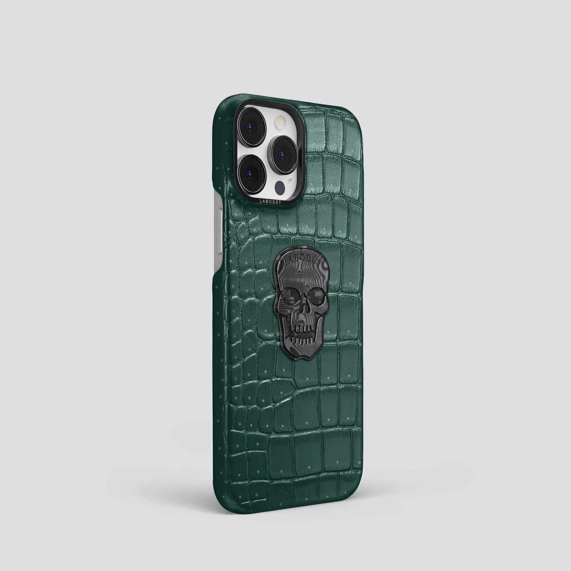 Classic Case With Carbon Skull For iPhone 15 Pro In Porosus Crocodile