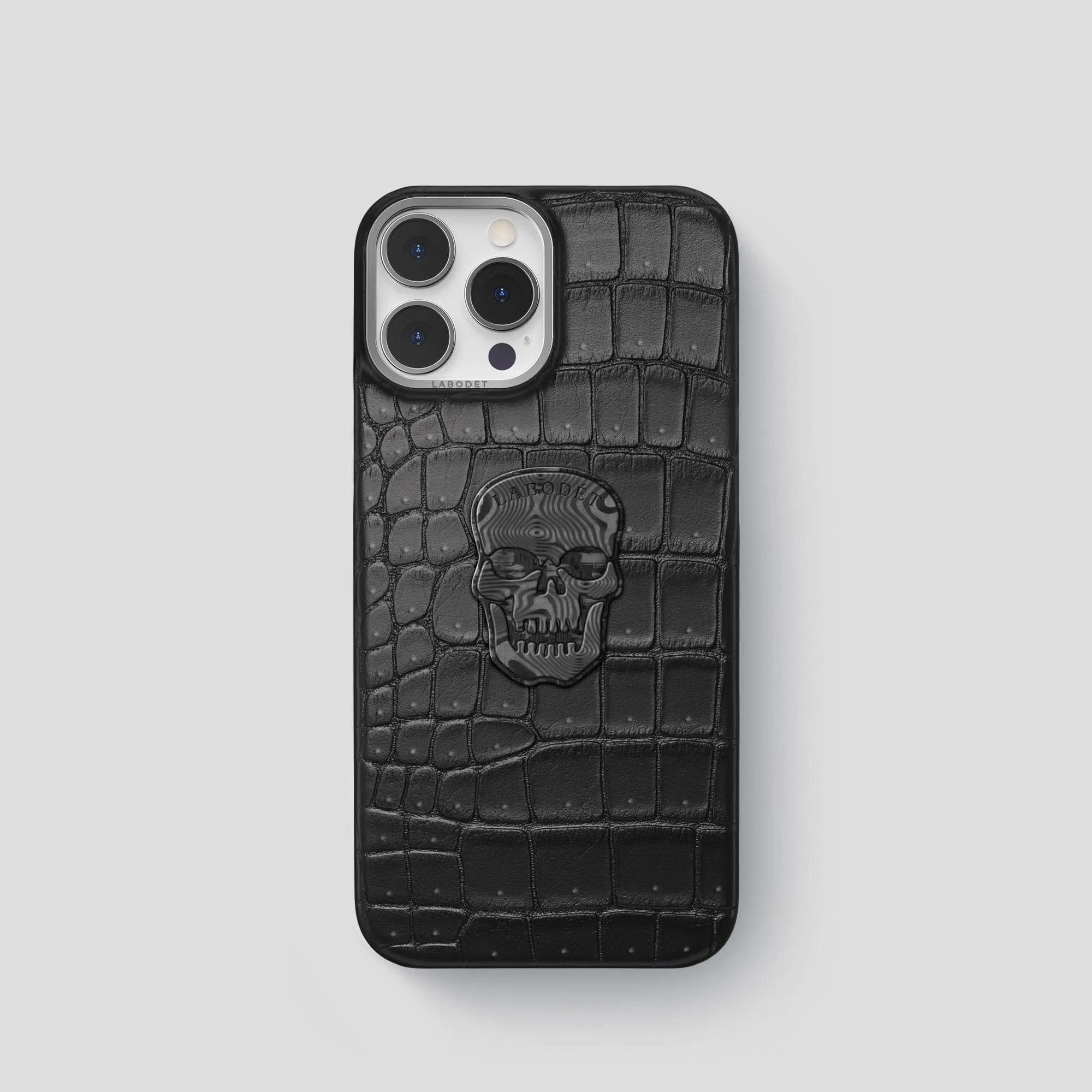 Classic Case With Carbon Skull For iPhone 15 Pro In Porosus Crocodile