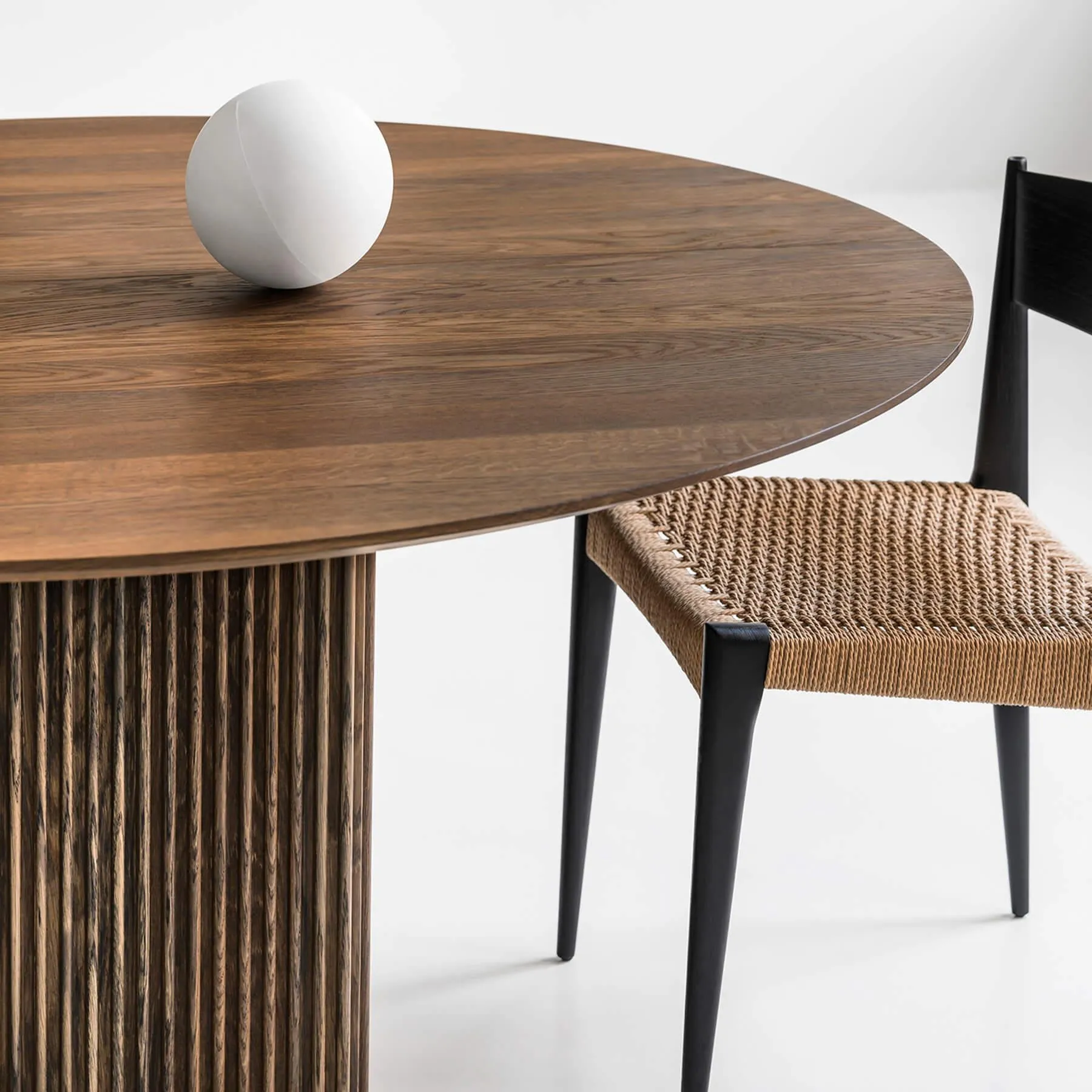 DK3 Ten Dining Table Round