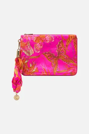 SCARF CLUTCH A HEART THAT FLUTTERS